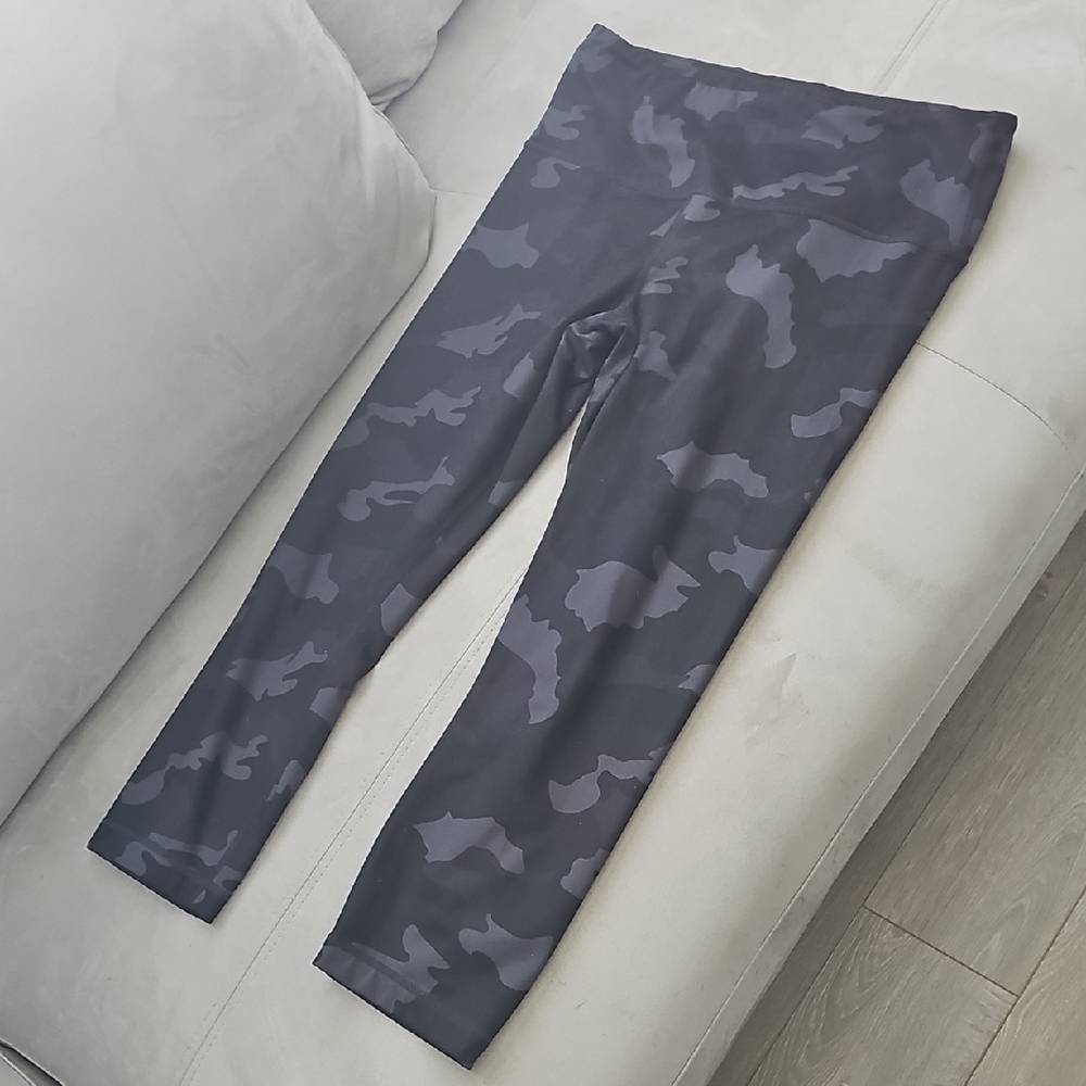 Yogalicious Gray Camo Capri Leggings
